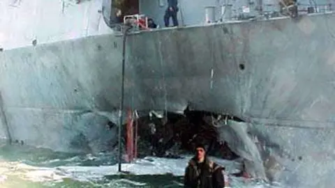 El destructor de Estados Unidos tras el ataque con explosivos.