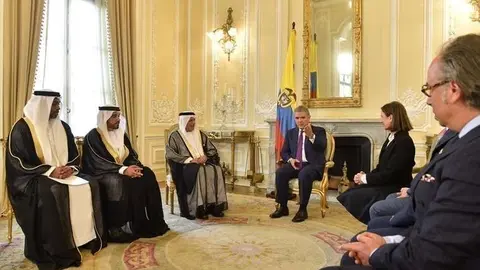 Embajador de EAU junto al presidente de Colombia.