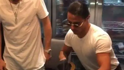 El futbolista, el chef y el filete de oro de 1.000 euros.