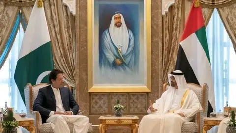 El primer ministro de Pakistán junto al príncipe heredero de Abu Dhabi durante su visita en noviembre de 2018.