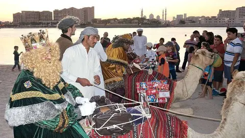 Los Reyes Magos bajan de sus camellos en Abu Dhabi con la Gran Mezquita Zayed como espectacular fondo (Marta del Olmo / EL CORREO)