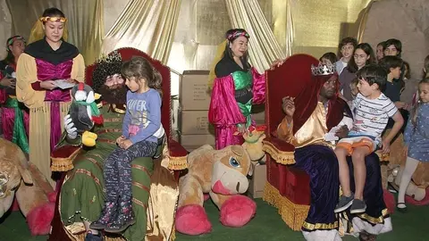 Gaspar y Baltasar escuchan a los niños que en Dubai se acercaron a recibirlos. (EL CORREO)