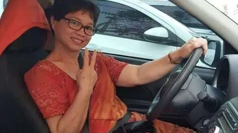 En la imagen de Facebook, la niñera filipina con su coche nuevo.