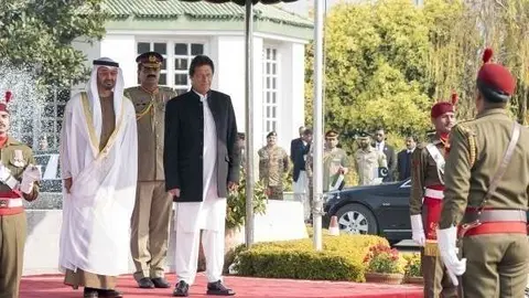 El príncipe heredero de Abu Dhabi junto al primer ministro de Pakistán en Islambad.