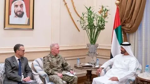 El príncipe heredero de Abu Dhabi con la delegación estadounidense.