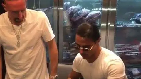 El futbolista junto al chef Salt Bae en Dubai.