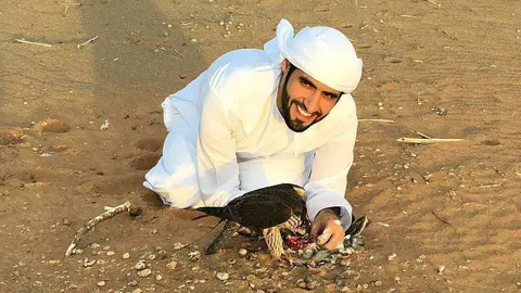 Salem bin Sultan bin Ali Al Khateri -en la imagen- ha sido el organizador, junto a su primo Saif bin Ali bin Rashid Al Ketbi, de la competición de halcones celebrada en la localidad de Saadi en Ras Al Khaimah. (EL CORREO)