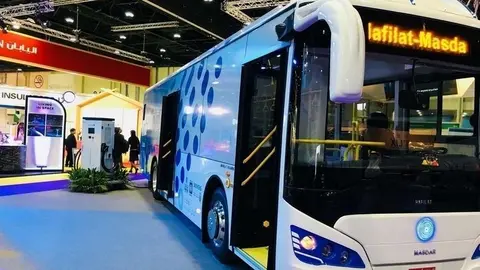 Una imagen difundida por Masdar del primer autobús eléctrico de Abu Dhabi.
