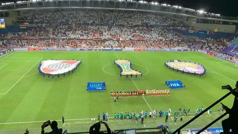 Impresionante aspecto que presentaba el estadio Haza Bin Zayed de Al Ain, ya con los equipos del césped, en el momento de comenzar el partido. (EL CORREO)