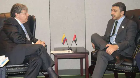 Los ministros de EAU y Colombia durante su encuentro en Nueva York.