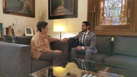 Teresa Cunillera y el cónsul de EAU en Barcelona.