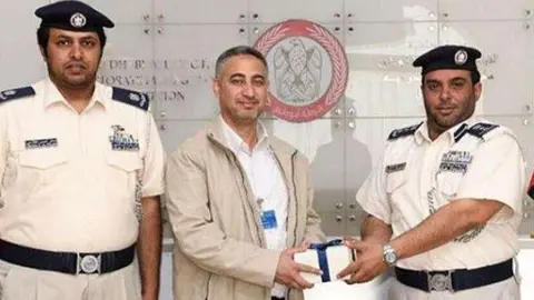 La policía entregó un premio al expatriado por devolver el dinero encontrado.