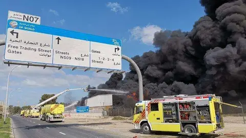 Los bomberos intervienen en el incendio declarado en una fábrica en Jebel Ali. (Policía de Dubai)