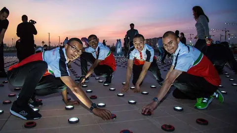 Atletas olímpicos emiratíes participaron en la instalación de 'Luz guía' en Abu Dhabi. (WAM)
