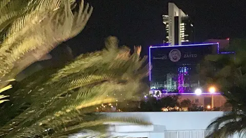 El efecto del viento se dejó notar sobre las palmeras en la tarde del domingo en Abu Dhabi. (EL CORREO)