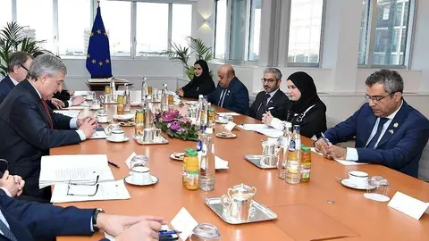 La Dr. Amal Abdullah Al Qubaisi, presidenta del Consejo Nacional Federal de EAU, y su comitiva durante uno de los encuentros que ha mantenido en el Parlamento Europeo. (WAM)