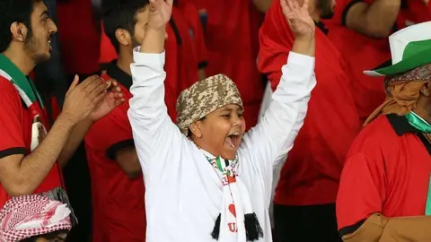 Un aficionado durante el partido entre Emiratos e India. (WAM)