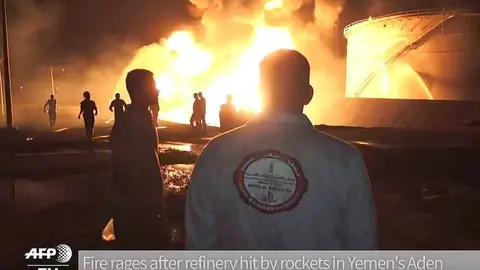 Imagen del incendio en la refinería de Adén tomada de un vídeo de AFP.