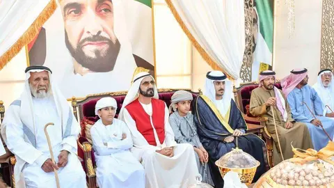 El jeque Mohammed bin Rashid Al Maktoum asiste a una boda en Dubai. (WAM)