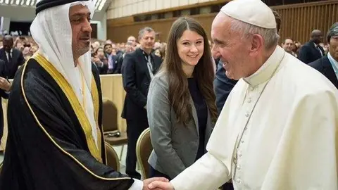 El Papa Francisco durante su encuentro con el doctor Sheikh Sultan bin Khalifa bin Zayed