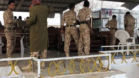 Escena tras el ataque hutí con dron contra un desfile militar en Yemen.
