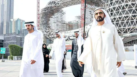 El jeque Mohammed en su visita al Museo del Futuro estuvo acompañado por el jeque Hamdan bin Mohammed bin Rashid Al Maktoum -a la izquierda-. (WAM)