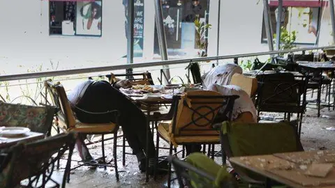 Los cuerpos de algunas de las víctimas mortales en el complejo hotelero de Nairobi, Kenia. (Daniel Irungu / EFE)