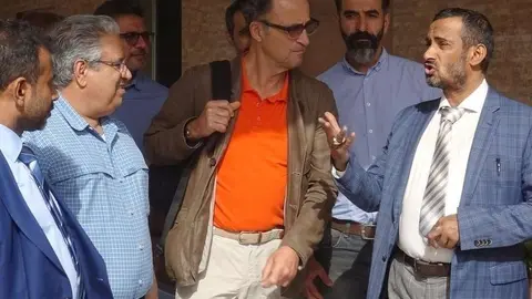 El general retirado holandés Patrick Cammaert habla con un funcionario en la ciudad portuaria de Hodeidah. (AFP)