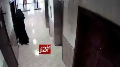 Una captura del vídeo donde se ve al presunto asesino vestido de mujer.