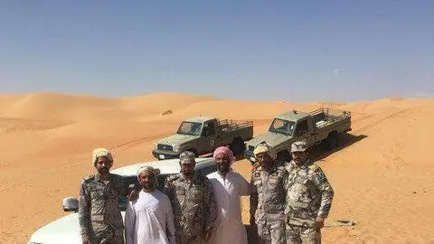 Los emiratíes perdidos junto a sus rescatadores.