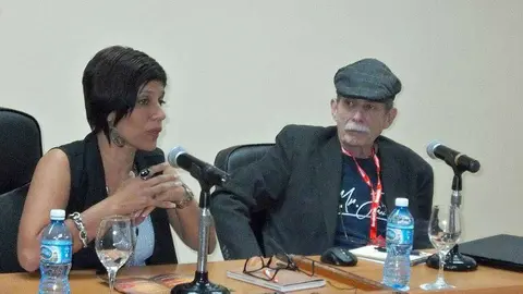 La investigadora Neris González Bello y el periodista José Dos Santos, durante su intervención. (Sergio Martínez), 