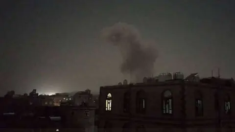 Una imagen en Twitter de los bombardeos en Saná.