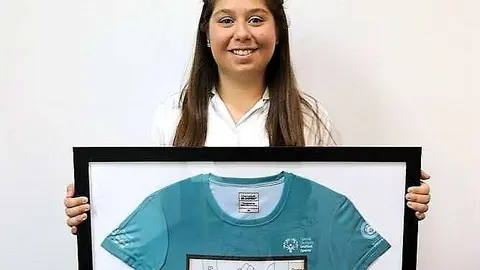 Mariana Dávila Cueto muestra una camiseta con su diseño enmarcada. (Cedida)