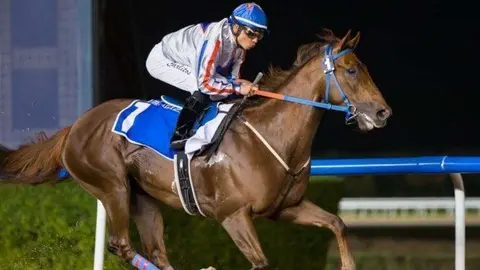Una imagen del deportista chileno en el hipódromo de Meydan.