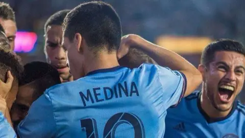 El futbolista paraguayo Jesús Medina celebra un gol con el New York City.