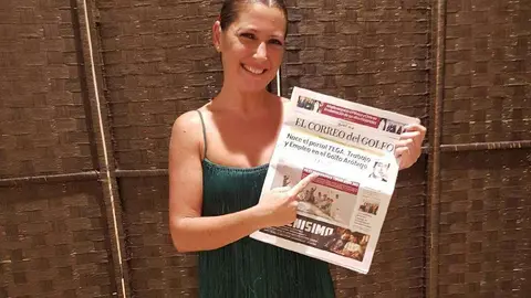 Sara Baras con el último ejemplar de EL CORREO DEL GOLGO. (E.C.)