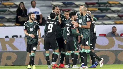 La selección de Emiratos celebra el primer gol ante Kirguistán.