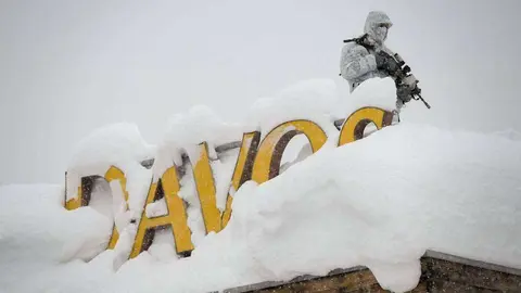 Un vigilante en un hotel de la ciudad suiza de Davos. (EPA)