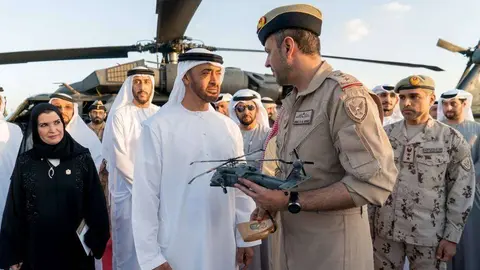 El jeque Mohamed bin Zayed supervisa el nuevo sistema de armas desarrollado por EAU para helicópteros Black Hawk.