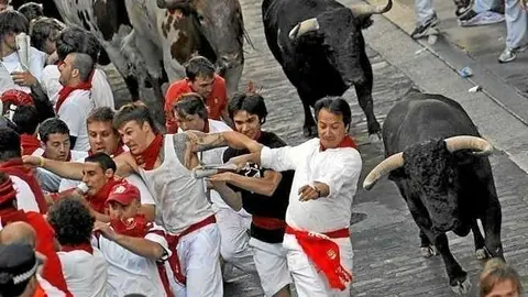 Un encierro por San Fermín en Pamplona.