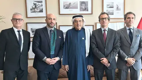 La delegación española, con con el ministro de Estado Dr Zaki Nusseibeh, responsable de la diplomacia cutural de Emiratos Árabes Unidos. (Cedida)