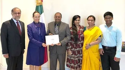 Suresh Sudharakan recibe el diploma de la embajadora Francisca Méndez en presencia del embajador de la India y de su familia. (Cedida)