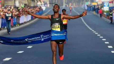 Molla fue el ganador en el Maratón de Dubai 2019.