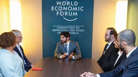 El jeque Hamdan durante su encuentro con Tim Cook.