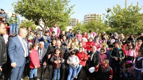 El embajador de Emiratos rodeado de niños libaneses. (WAM)