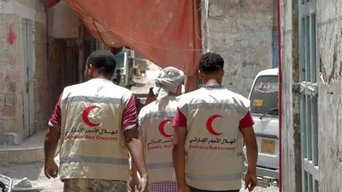 Varios colaboradores de la Media Luna Roja de Emiratos.(WAM)