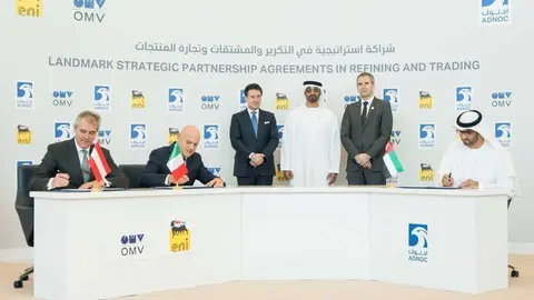 Un momento de la firma del acuerdo entre Adnoc y las empresas petroleras europeas.