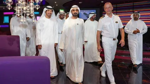 El gobernante de Dubai durante su visita al crucero italiano.