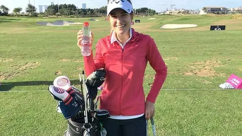 Luna Sobrón muestra una botella de agua mineral natural Lanjarón. (Cedida)