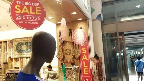 Rebajas en el centro comercial Ibn Battuta de Dubai. (EL CORREO)